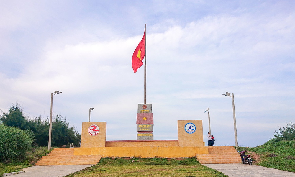 Cột cờ Phú Quý